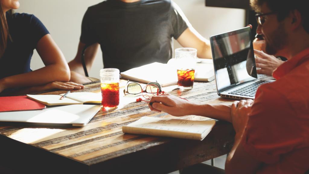 Uno de los perfiles tóxicos en el ámbito laboral es el sabelotodo.