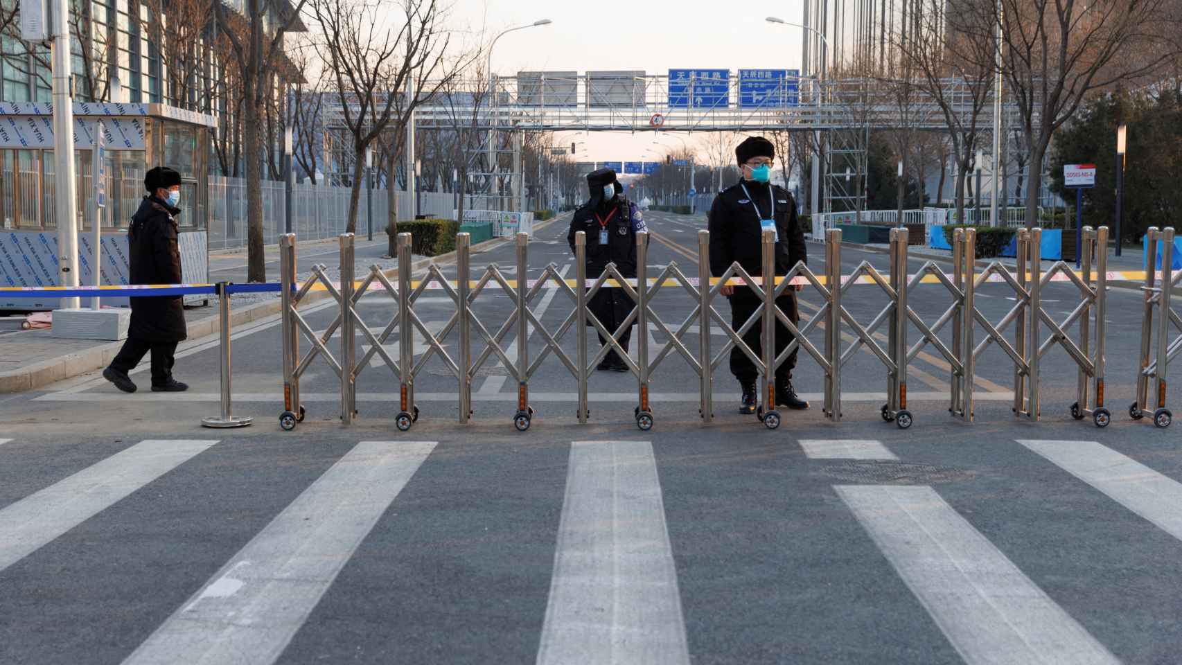 Agentes de seguridad vigilan las calles de Pekín cerca de las instalaciones de los JJOO.