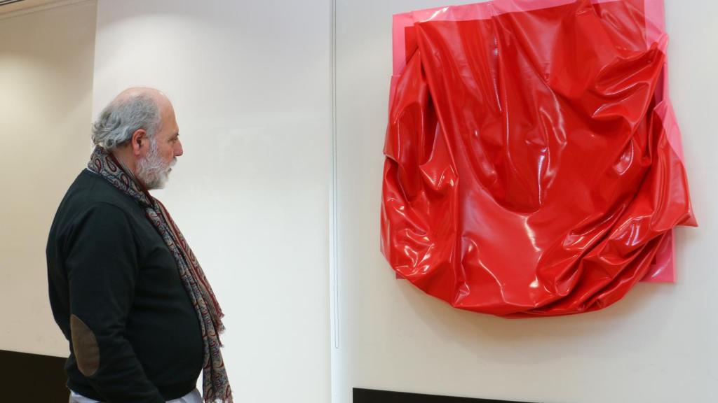 Vista de la exposición con la obra 'Loose Fit (Red Pink)', 2019, de Ángela de la Cruz