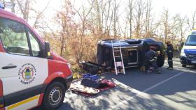 Los bomberos de Ponferrada tuvieron que liberar del vehículo a una de las víctimas