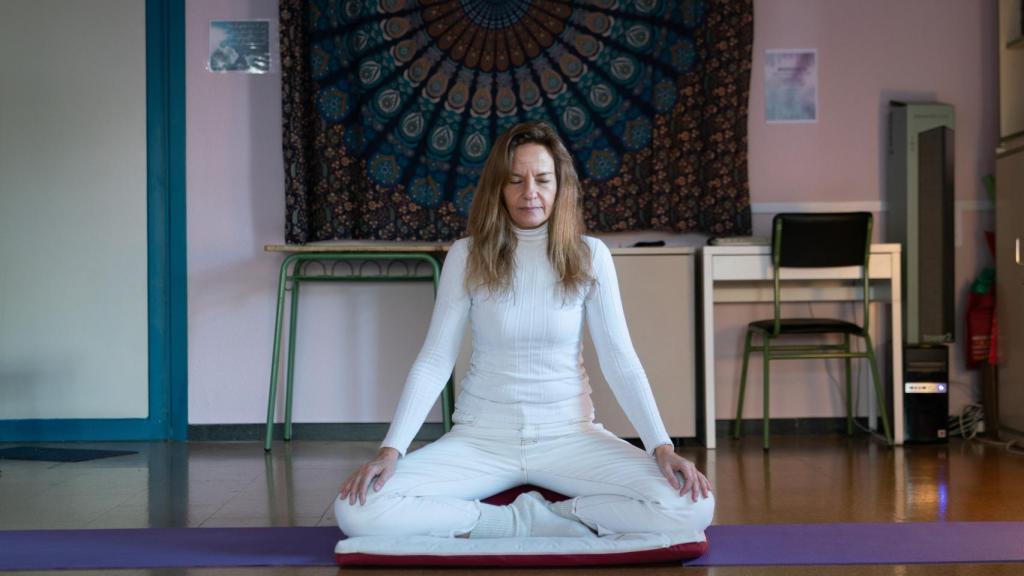 Laymi, maestra en Pedagogía Terapéutica, enseña ejercicios de meditación y autoconocimiento a los adolescentes.