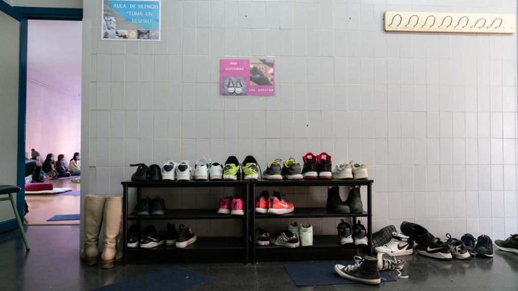 Los alumnos dejan sus zapatos antes de entrar en el Aula del Silencio para recibir lecciones de 'mindfulness'.