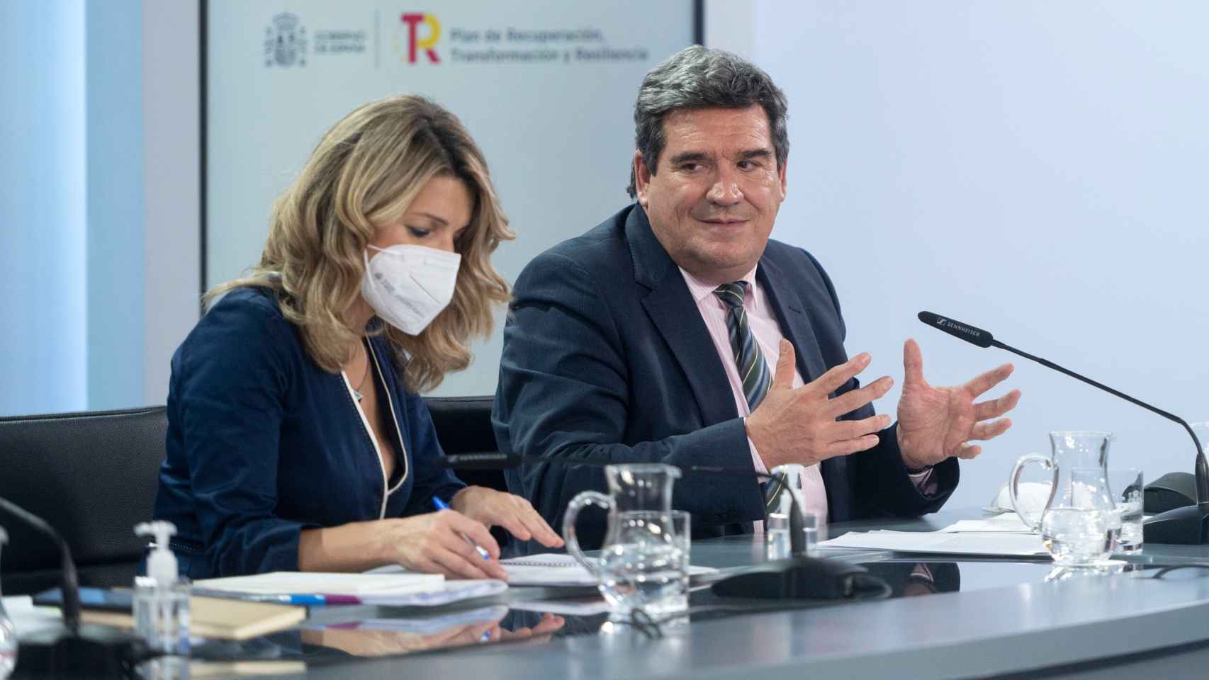 Yolanda Díaz, vicepresidenta segunda y José Luis Escrivá, ministro de Seguridad Social, durante la rueda de prensa de presentación del acuerdo de la reforma laboral.