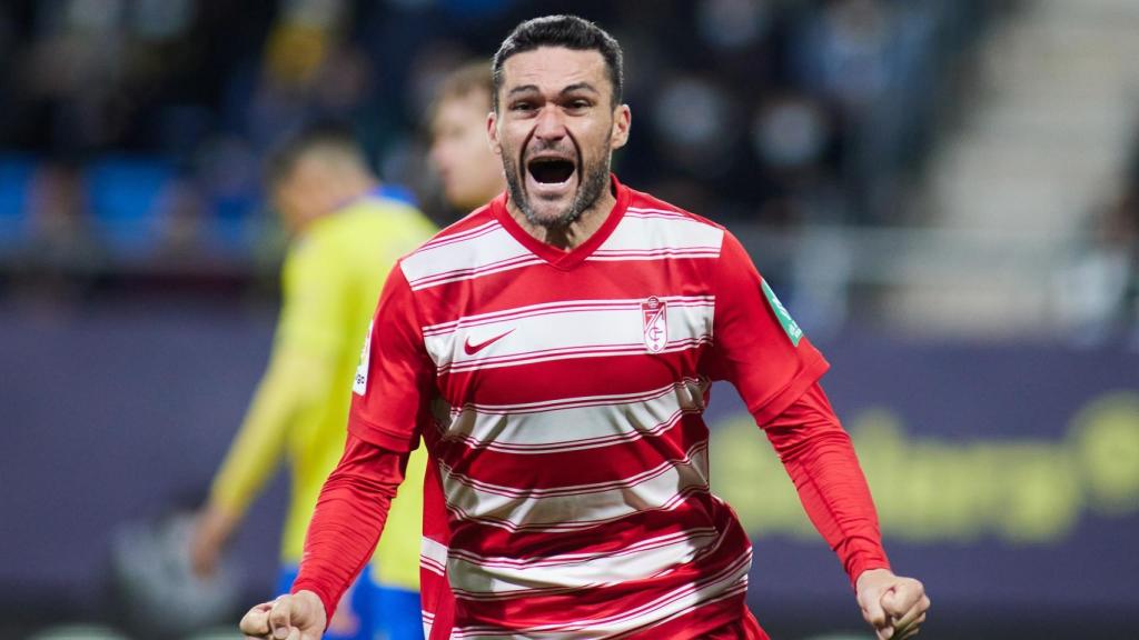 Jorge Molina celebra uno de sus goles con el Granada.