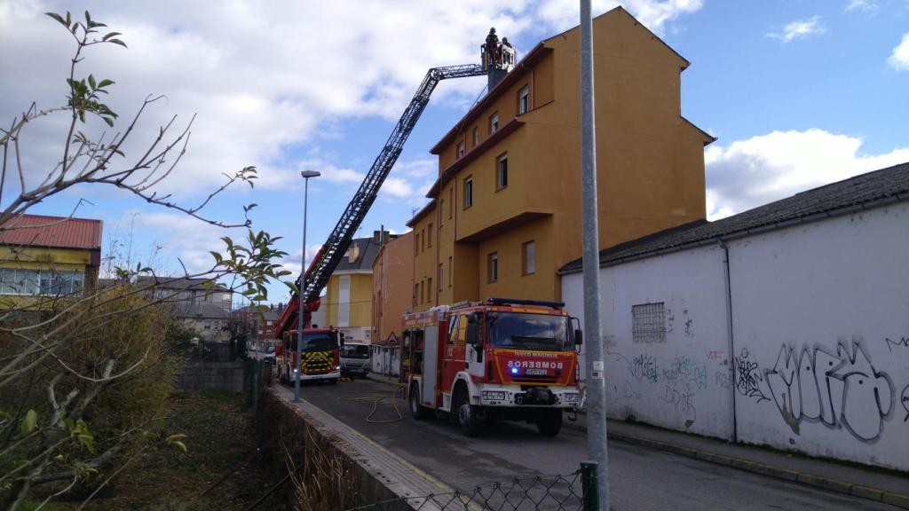 Intervención de los Bomberos con la autoescala desplegada