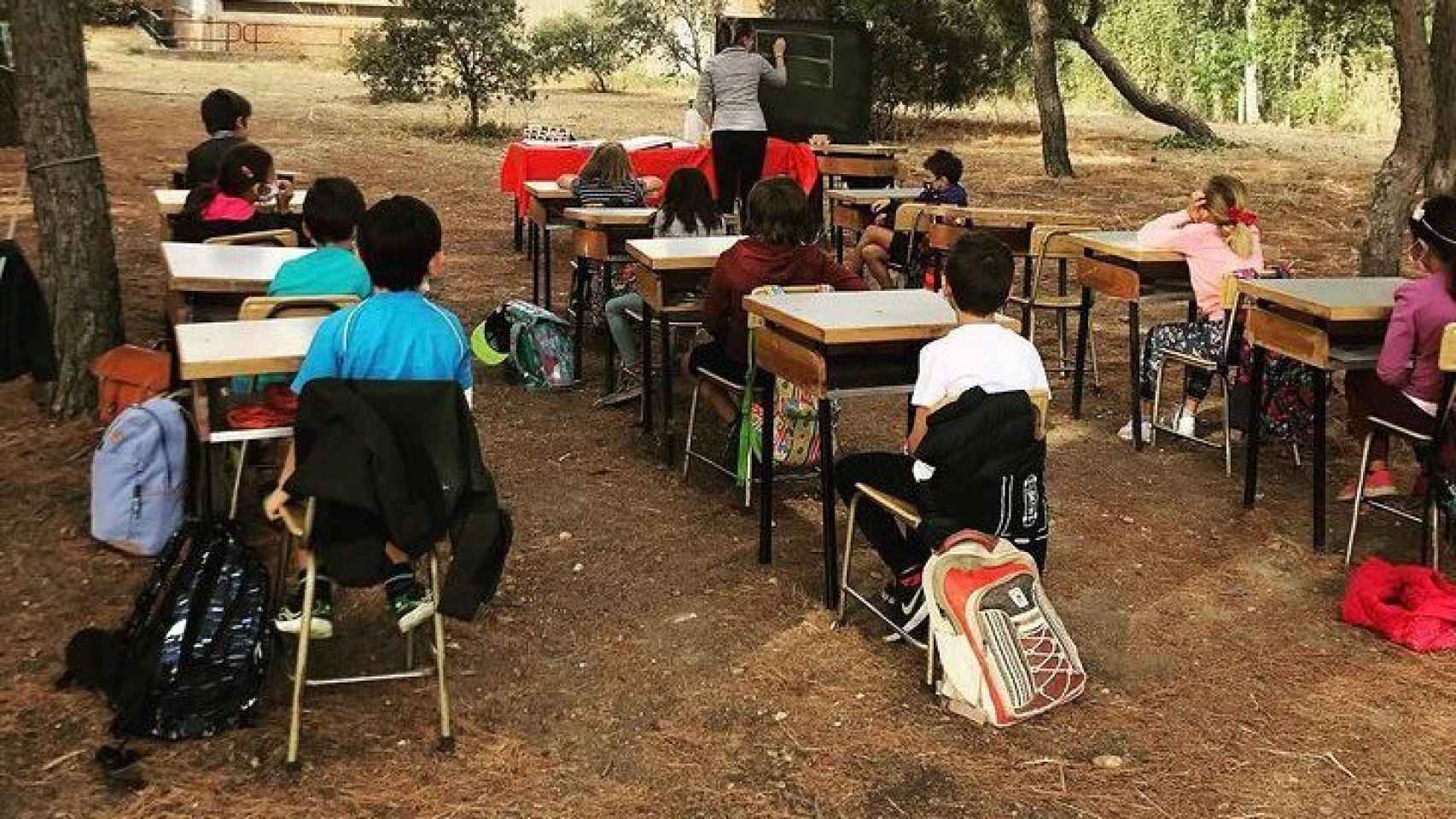 Niños del colegio durante una de las clases impartidas al aire libre