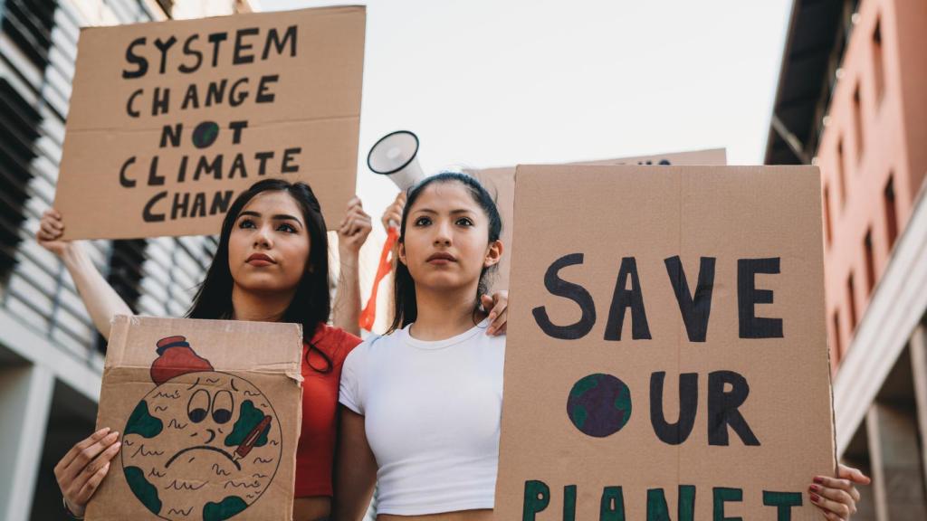 Grupo de personas que participan en una protesta contra el calentamiento global.