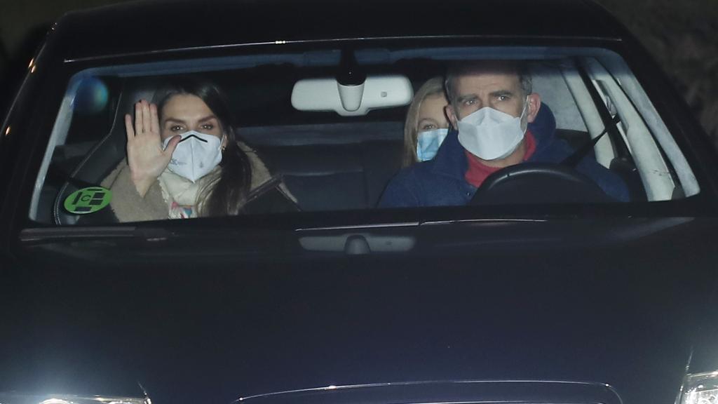 Los Reyes, Felipe VI y Letizia, junto a sus hijas, Leonor y Sofía, visitando la casa de Jesús Ortiz el 6 de enero de 2021.