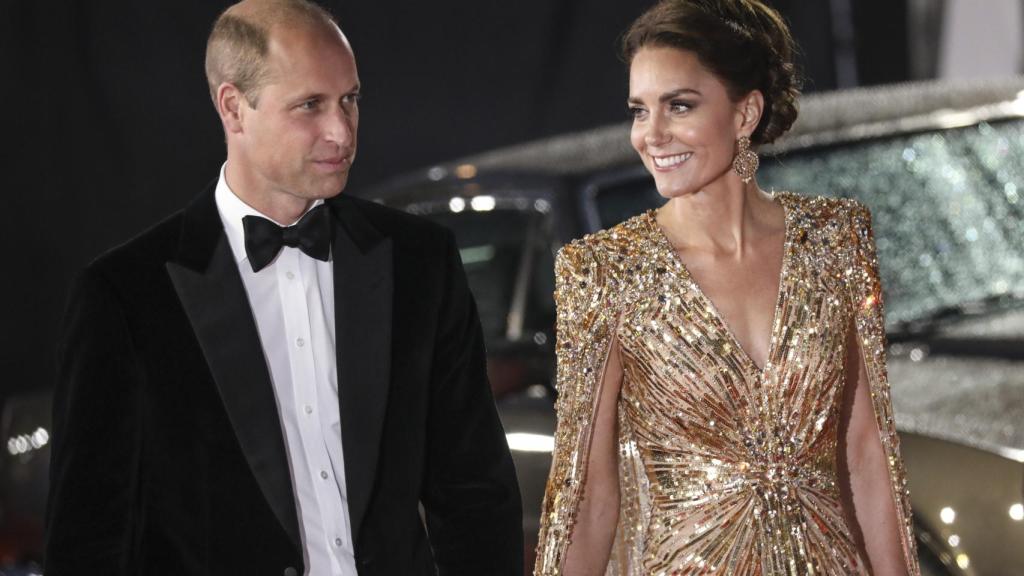 El príncipe Guillermo y Kate Middleton en el estreno de la última entrega del agente '007'.