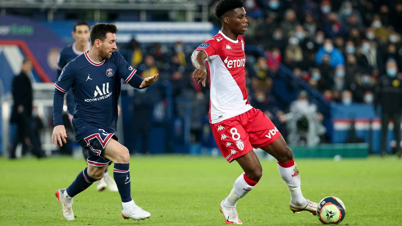 Aurélien Tchouaméni supera a Leo Messi en un PSG - AS Mónaco de la Ligue-1.
