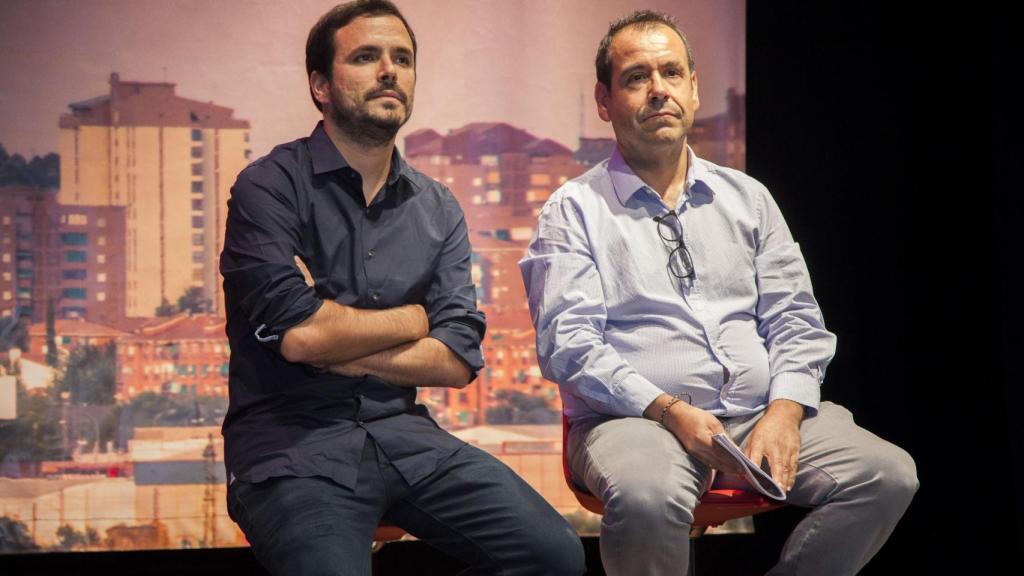 Alberto Garzón (i), ministro de Consumo, y Juan Ramón Crespo (d), coordinador de IU en Castilla-La Mancha.