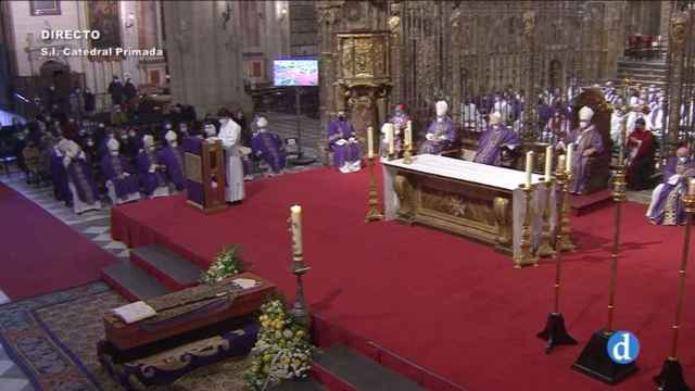 Un instante de las exequias celebradas este viernes en la Catedral de Toledo. Imagen tomada por Canal Diocesano.