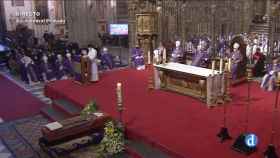 Un instante de las exequias celebradas este viernes en la Catedral de Toledo. Imagen tomada por Canal Diocesano.