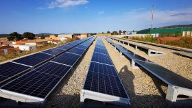 Imágenes de instalaciones de placas fotovoltaicas en el municipio valenciano de Fontanars dels Alforins cedidas por Sapiens Energía.
