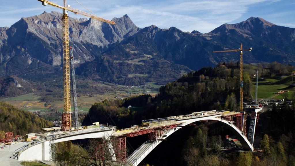 Un puente en construcción.