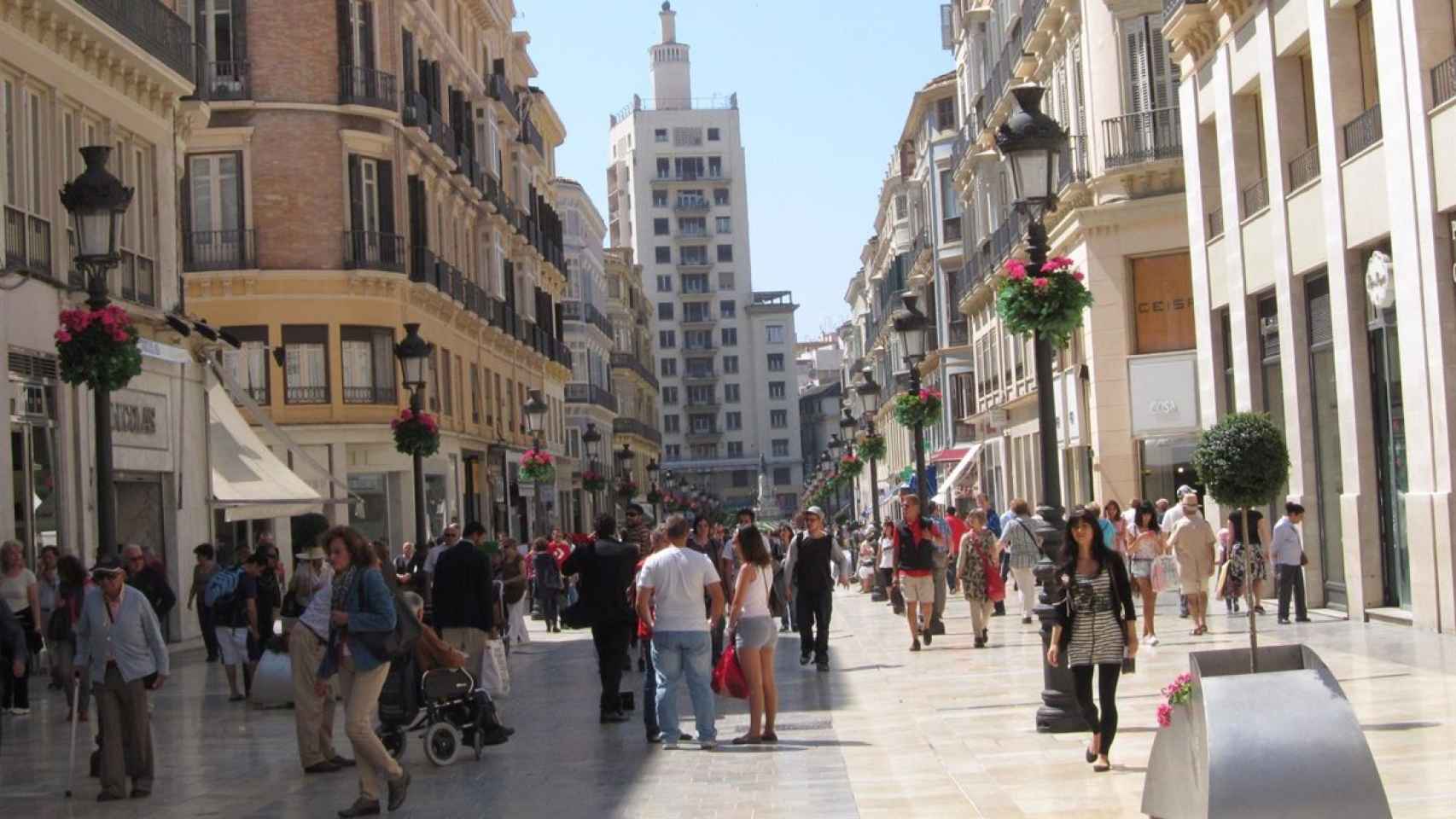 Un grupo de vecinos camina por la calle Larios, en Málaga capital.