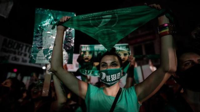 Mujeres se manifestaron en los exteriores del Congreso previo a la aprobación de la ley del aborto en 2020.