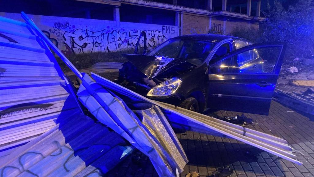 Un coche sufre un accidente en la Avenida de Finisterre.