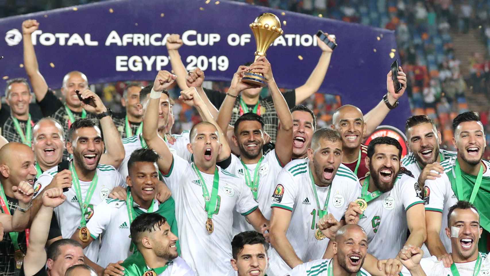 Los jugadores de Argelia levantan el título de la Copa de África 2019.