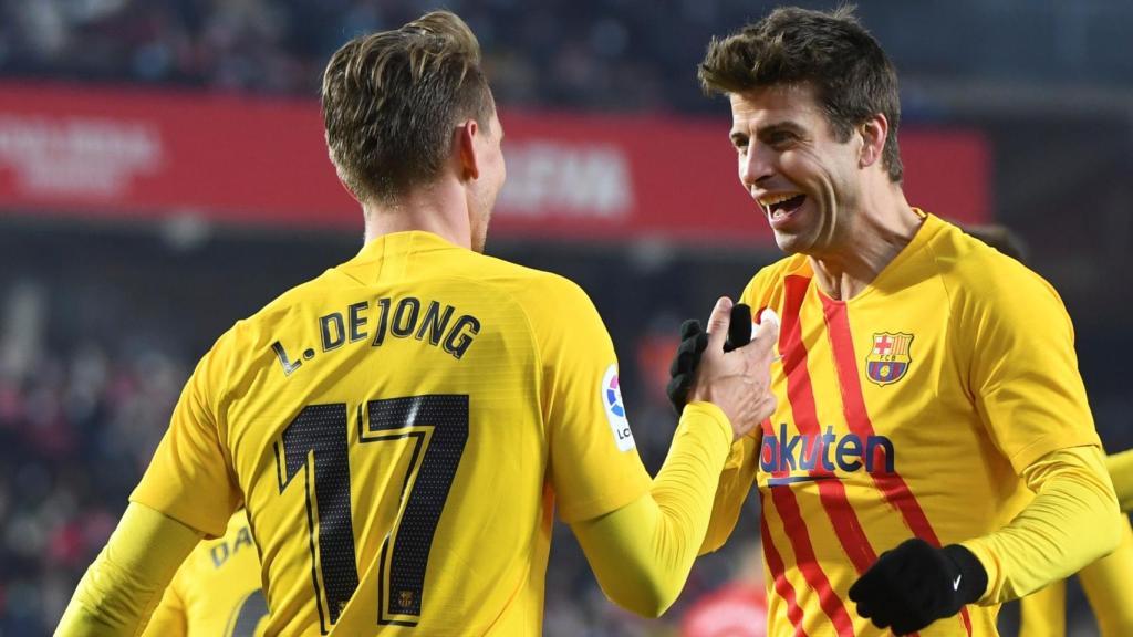 Luuk De Jong celebra con Gerard Piqué.