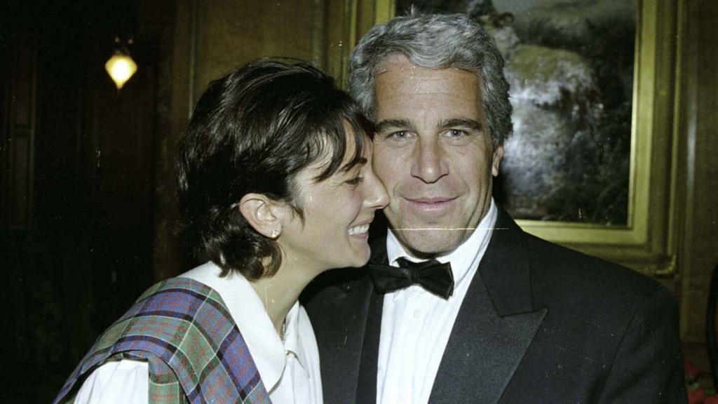 Jeffrey Epstein y su amiga Ghislaine Maxwell en una imagen compartida por la Oficina de la Fiscalía de Distrito de EE.UU.