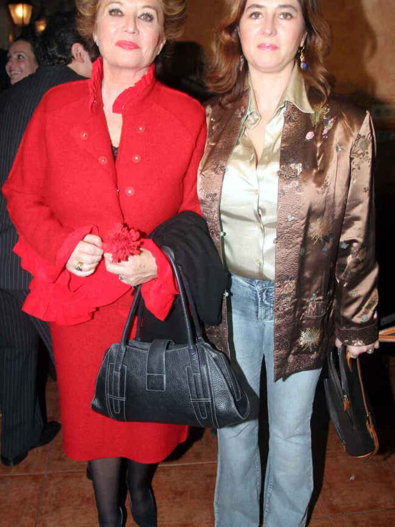 Consuelo Alcalá y su hija Gabriela en 2005.