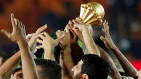 Los jugadores de Argelia levantan el trofeo de la Copa de África.