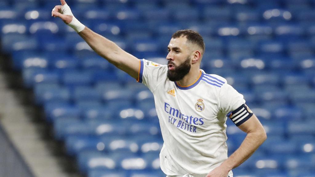 Karim Benzema celebra su gol al Valencia