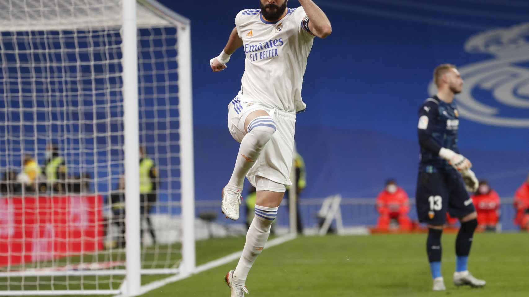Karim Benzema celebra su gol al Valencia