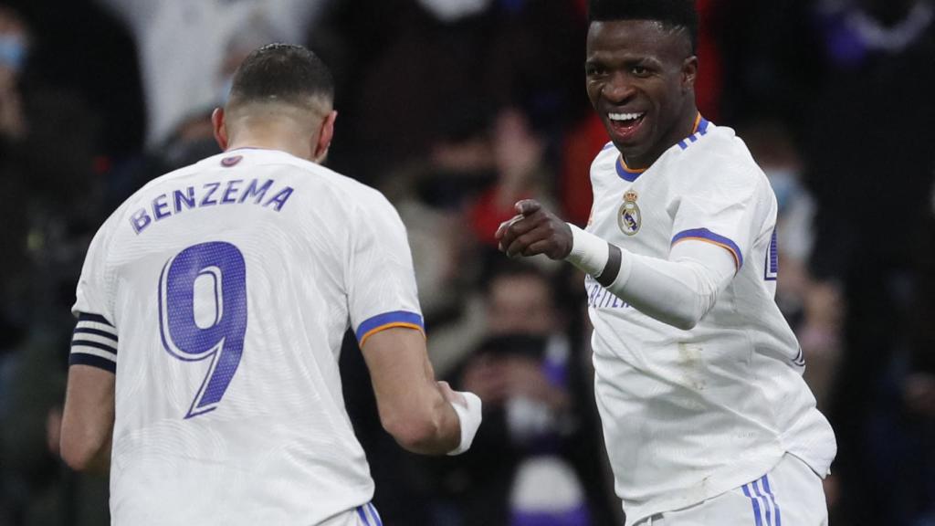 Vinicius celebra con Karim Benzema su gol al Valencia