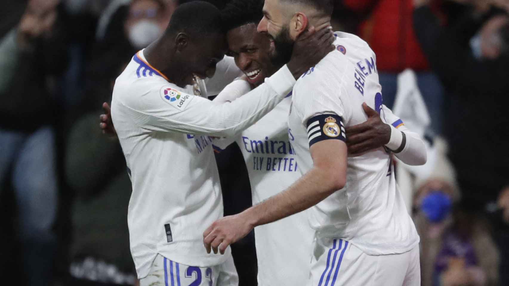 Vinicius celebra con sus compañeros del Real Madrid su gol al Valencia