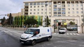 Imagen de archivo de dos ambulancias al salir del Hospital Regional de Málaga.