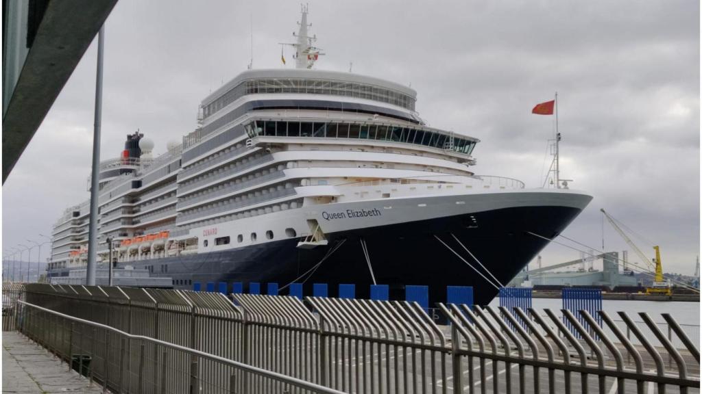 El Queen Elizabeth hoy en el puerto de A Coruña.