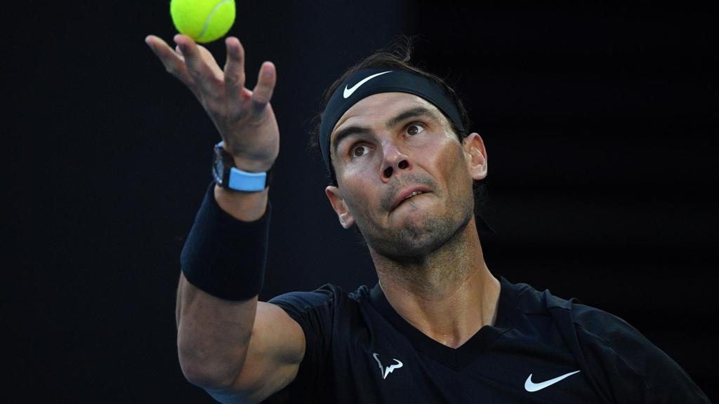 Nadal, sacando durante un partido en Melbourne.