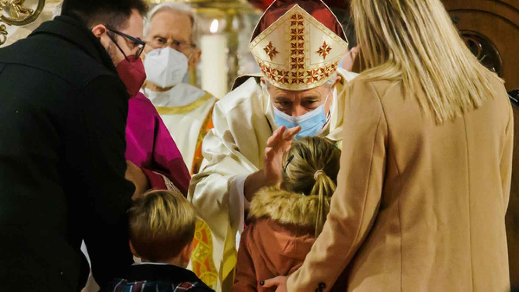 El nuevo obispo saluda a una niña