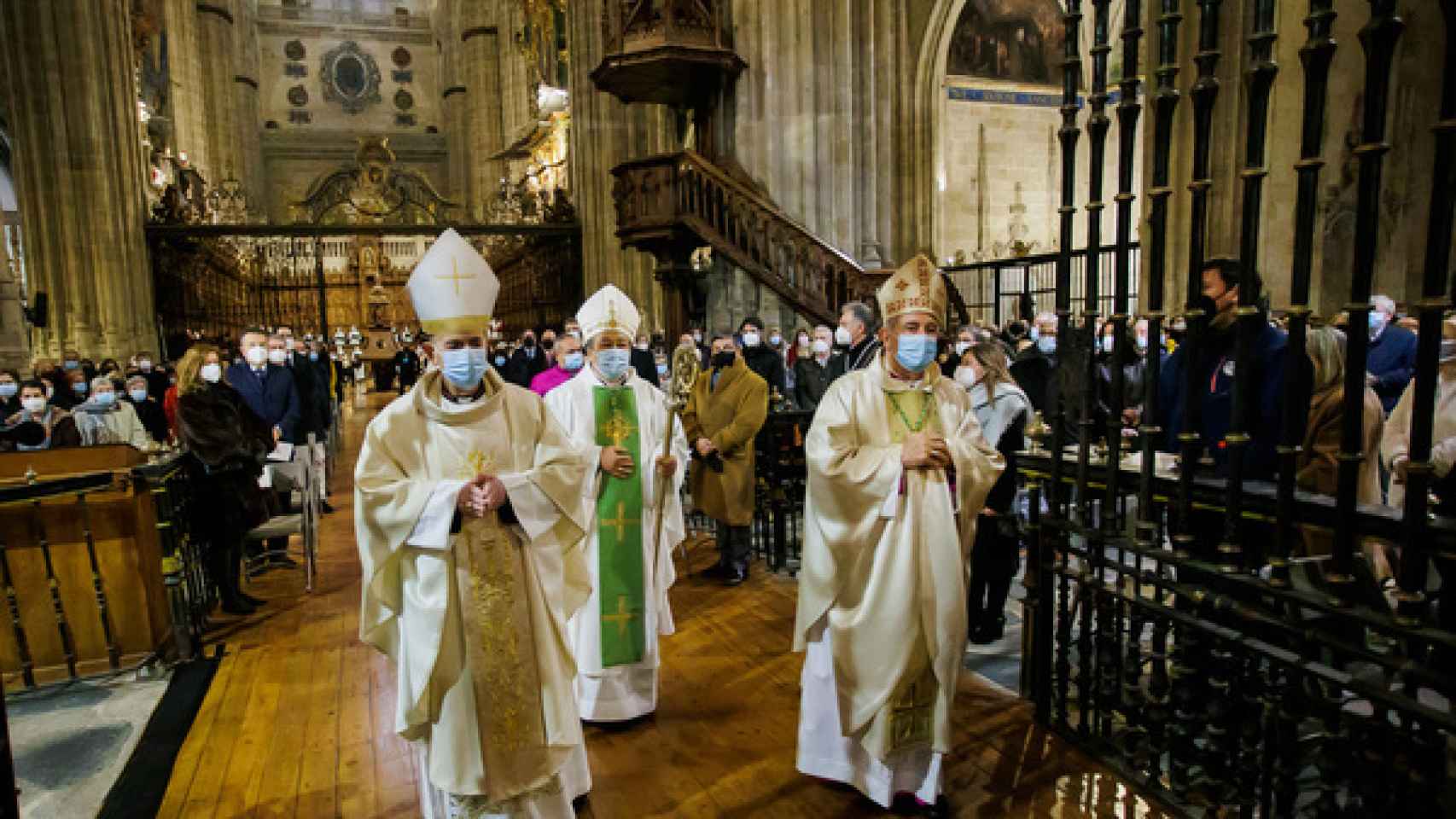 El nuevo obispo recorre el interior del templo catedralicio