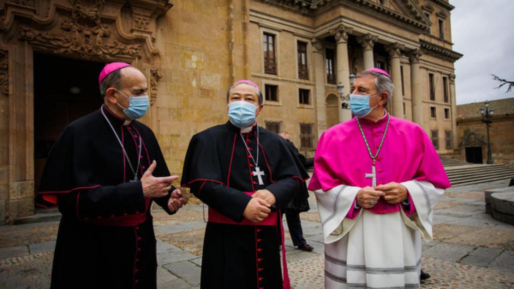 Carlos López, el nuncio apostólico y José Luis Retana, en la plaza de Anaya