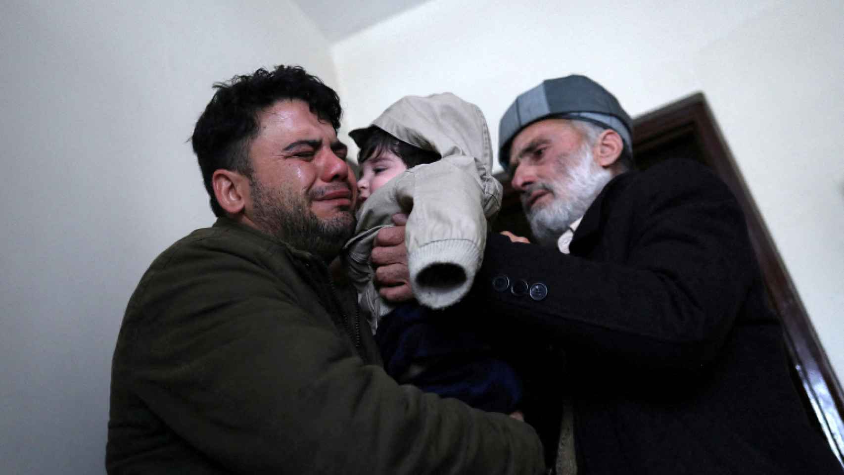 Safi, el taxista, en lágrimas mientras entrega el bebé al abuelo.
