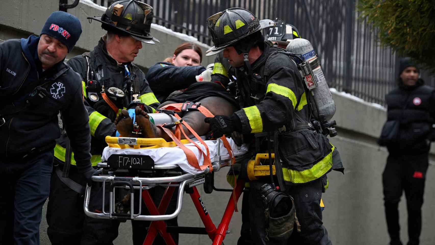 Los Bomberos de Nueva York auxiliando a un herido del incendio.