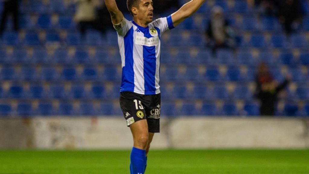 El capitán Pedro Sánchez celebra la victoria del Hércules, campeón de invierno a ritmo de récord.