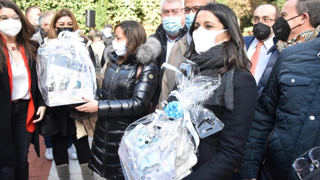 Inés Arrimadas recibiendo el regalo