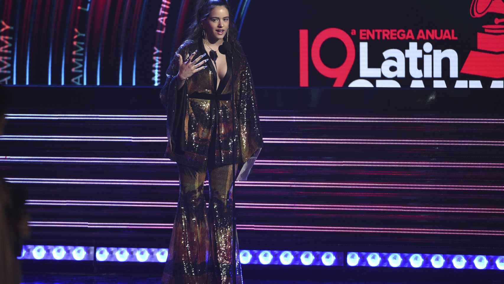 Rosalía con un kimono reversionado en los Premios Grammy 2018.