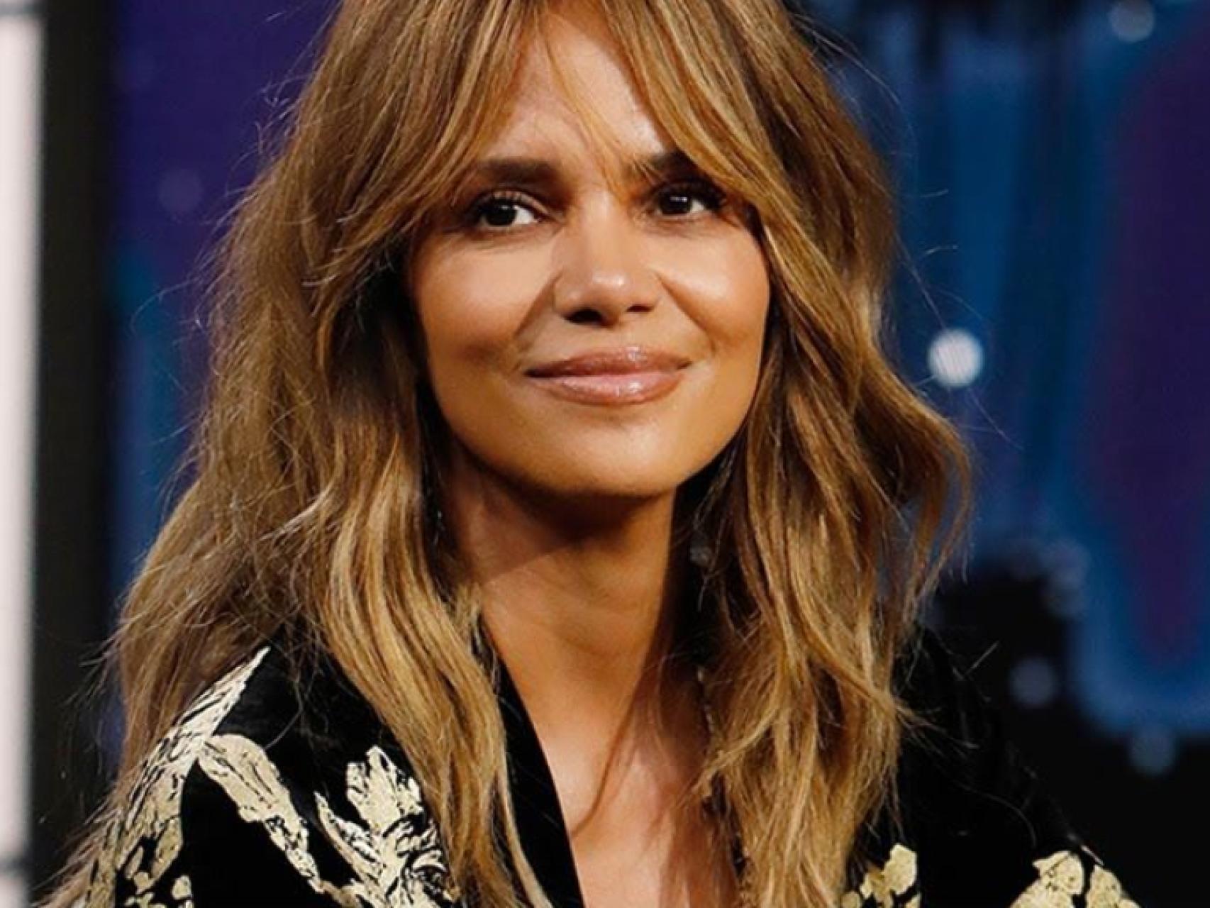 Halle Berry apuesta por la moda española y brilla con este kimono de  terciopelo firmado por Teresa Helbig