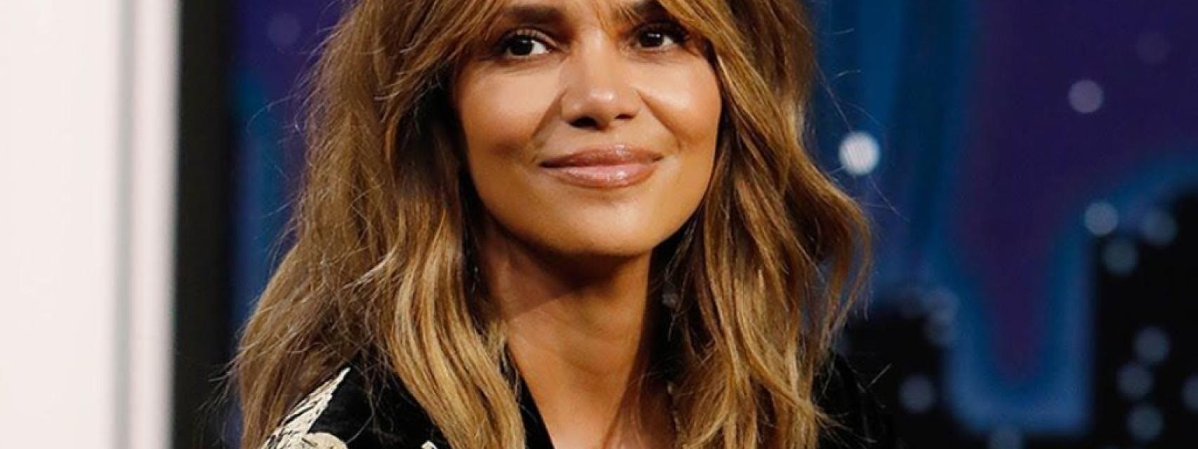 Halle Berry apuesta por la moda española y brilla con este kimono de  terciopelo firmado por Teresa Helbig