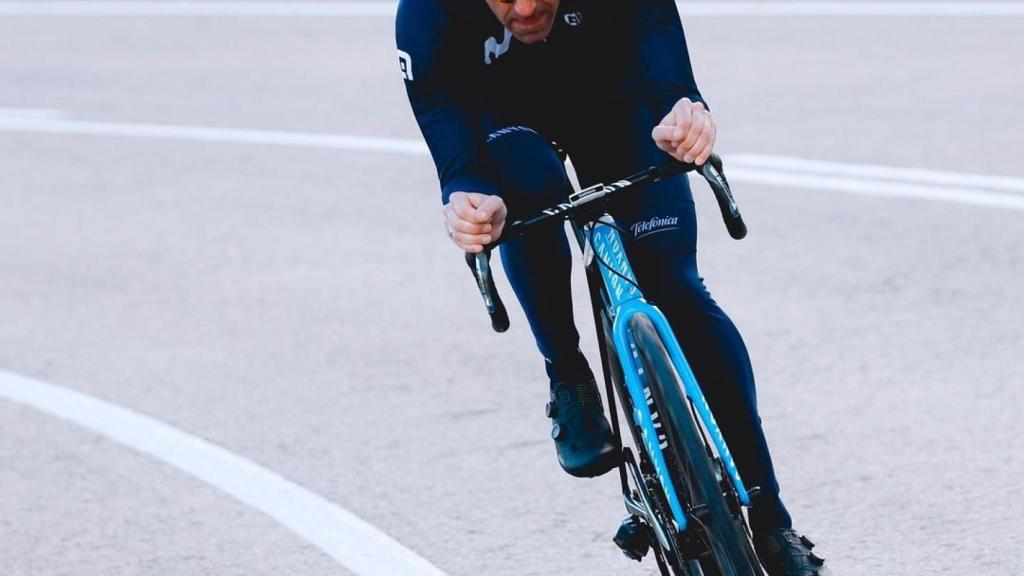 El director del Movistar Team Patxi Vila en una salida en bicicleta