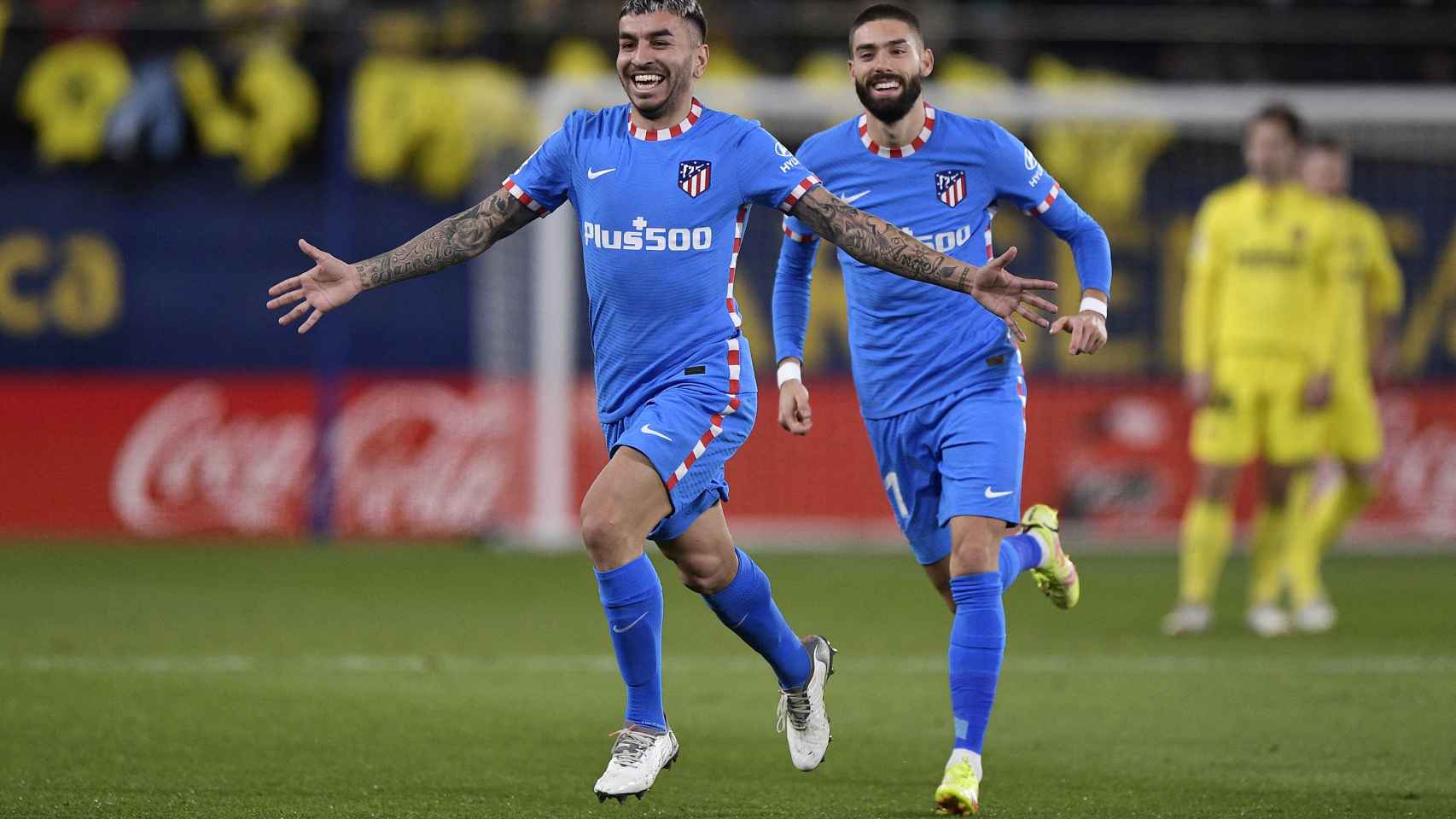 Ángel Correa celebra su gol ante el Villarreal junto a Yannick Carrasco