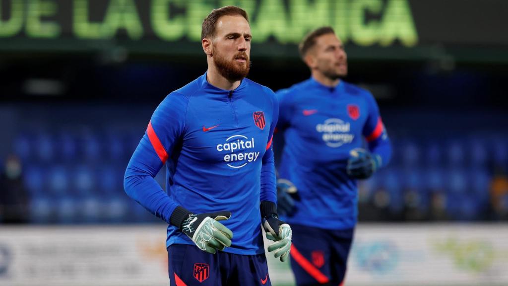 Jan Oblak realiza ejercicios de calentamiento en el Estadio de la Cerámica