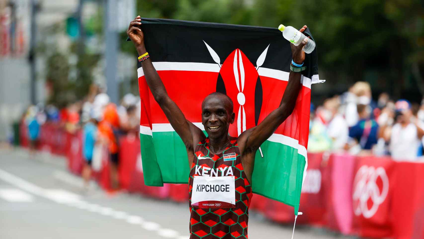 Eliud Kipchoge celebra con la bandera de Kenia su oro olímpico en Tokio 2020