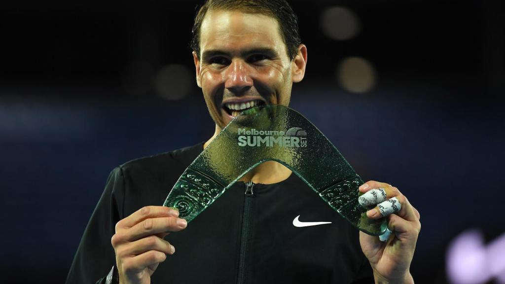 Nadal, mordiendo el título de campeón en Melbourne.