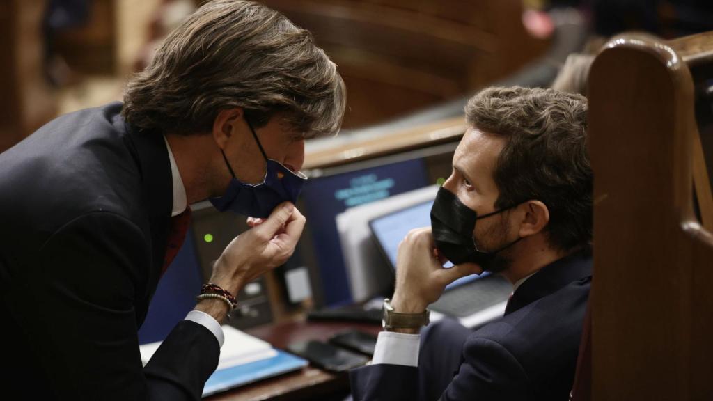 Pablo Montesinos y  Pablo Casado conversan en el Congreso de los Diputados